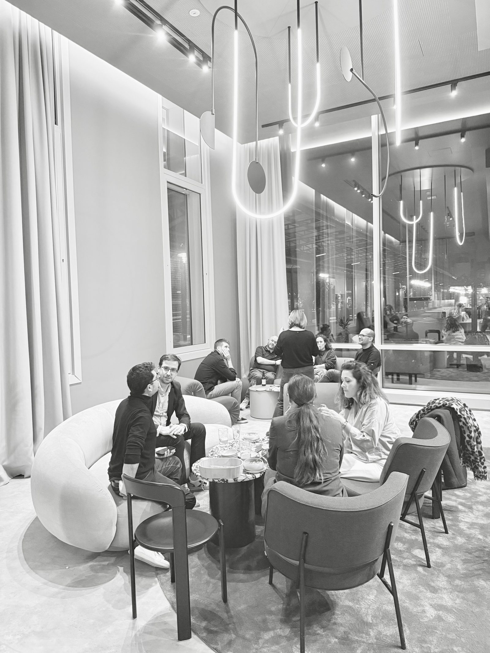 Membres de la communauté HOS échangeant autour d'un salon lors d'une soirée