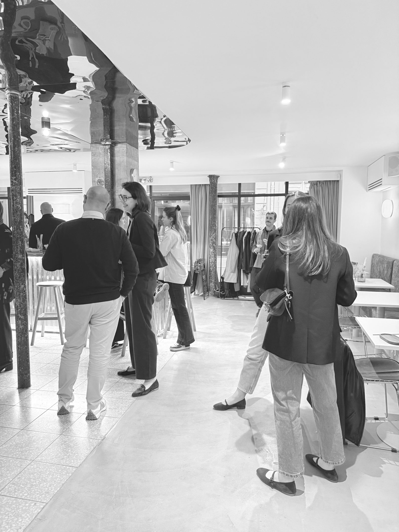 Membres de la communauté HOS en discussion debout lors d'une soirée