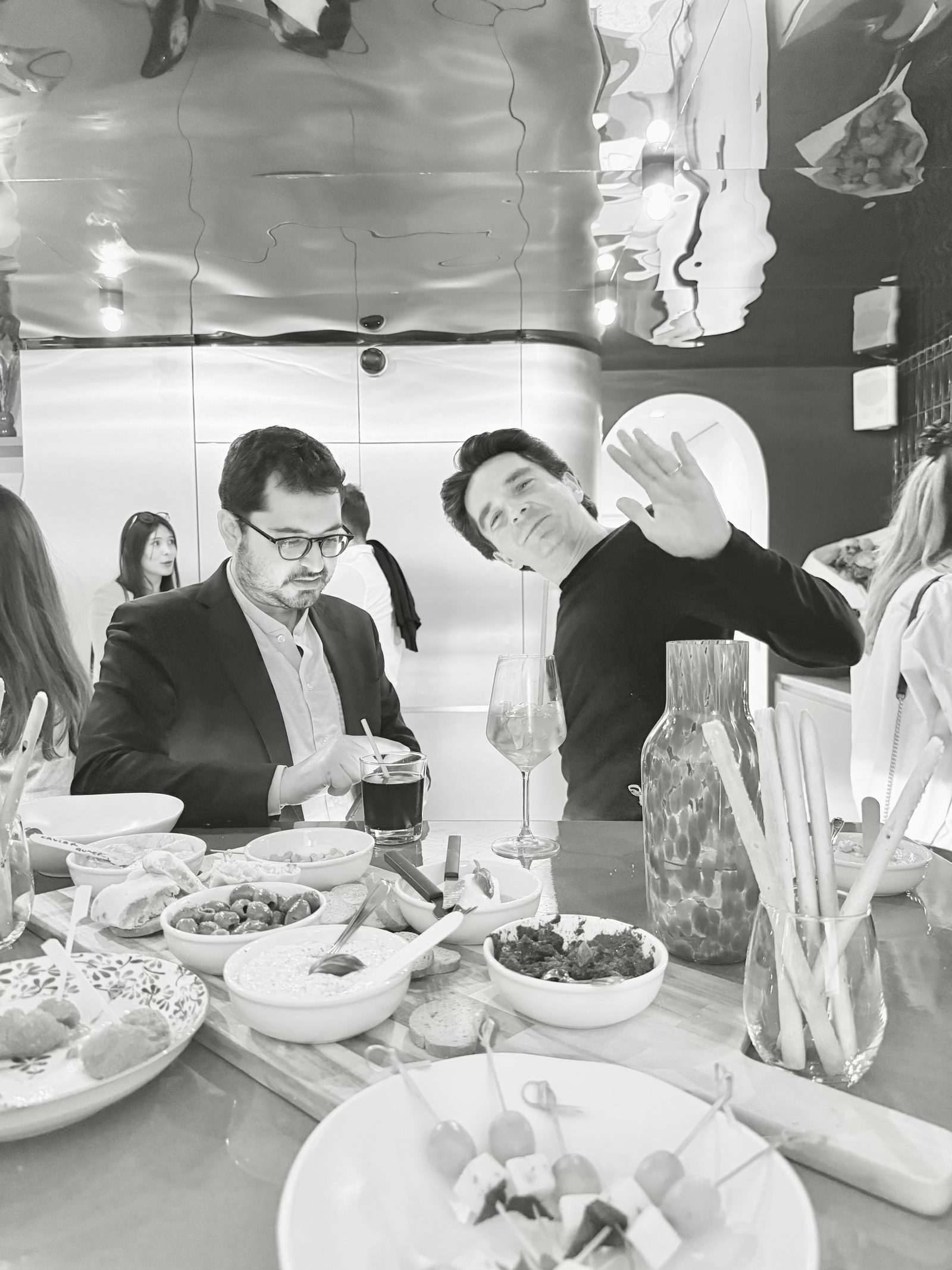Membres de la communauté HOS autour d'un buffet de partage