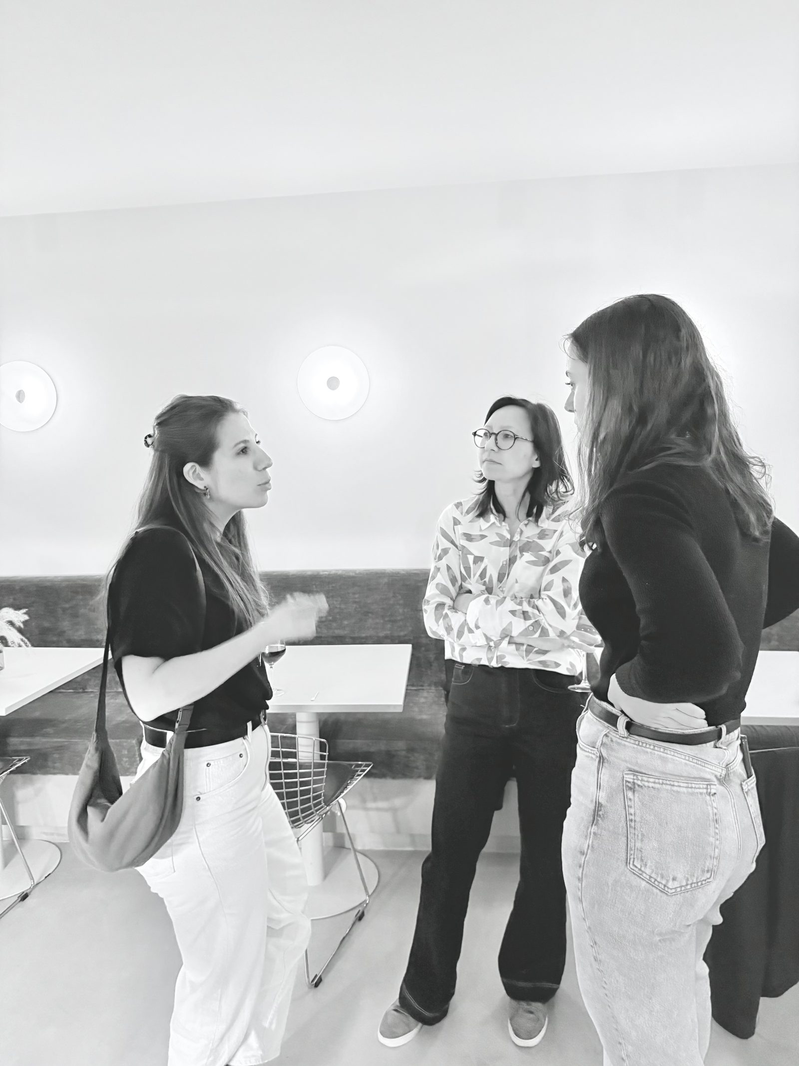 Membres de la communauté HOS en conversation lors d'une rencontre